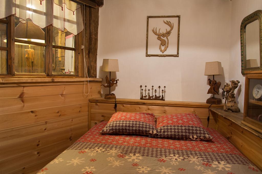 Bed and Breakfast Chalet Bois D'Antan Сент-Фуа-Тарентез Номер фото